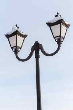 古董黑色的街路灯柱灯冬天