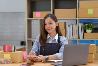 肖像亚洲年轻的女人锻造工作盒子首页工作场所启动小业务老板小业务企业家锻造自由业务在线交付概念