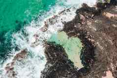 空中视图沿海岩石池海洋