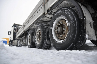 重车辆卡住了雪路轮滑