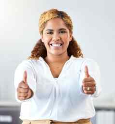 拇指动机业务女人赢家办公室微笑手快乐成功赢得女员工站工作场所
