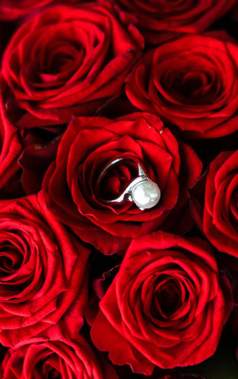 美丽的白色黄金<strong>珍珠</strong>环花束红色的玫瑰奢侈品珠宝爱礼物情人节一天<strong>浪漫</strong>的假期