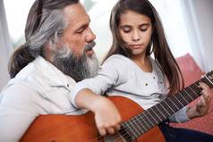 吉他提示经验丰富的音乐家女孩玩吉他祖父