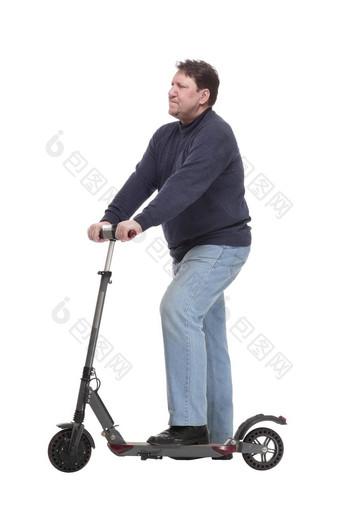 全身的成熟的男人。电踏板车