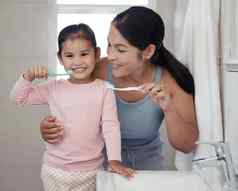 孩子们牙科牙刷女孩妈妈。刷牙牙齿浴室首页家庭卫生口服女人女儿练习护理卫生