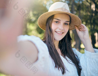 自拍肖像女人自然公园放松快乐微笑户外森林和平安静的自由幸福树平静女孩采取图片帖子在线社会媒体应用程序