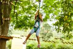 快乐学校女孩享受活动攀爬冒险公园夏天一天