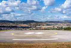 停机坪直升机着陆垫紧急医院葡萄牙云天空城市背景
