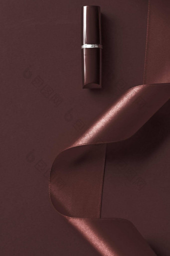 奢侈品口红丝绸丝带巧克力假期背景化妆化妆品平铺美品牌产品设计