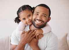 孩子们家庭爱女孩父亲拥抱拥抱成键首页孩子们微笑快乐男人。女儿享受时间爱的表达式