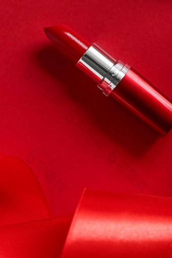 奢侈品口红丝绸丝带红色的假期背景化妆化妆品平铺美品牌产品设计