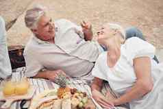 食物海滩野餐高级夫妇约会浪漫的度蜜月日期水果零食喝快乐爱浪漫女人男人。上了年纪的人吃饲料周年纪念日