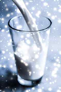 魔法假期喝倒有机乳糖免费的牛奶玻璃大理石表格