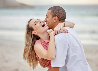 海滩拥抱快乐夫妇庆祝爱约会婚姻海海洋水奢侈品假期旅行男人。女人微笑日期庆祝活动惊喜快乐日落夏天假期