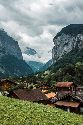 lauterbrunnen谷瑞士瑞士阿尔卑斯山脉舒适的<strong>小村</strong>山森林岩石云绿色梅多斯