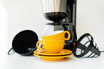 自动滴咖啡制造商站黄色的杯白色表格黑色的现代滴咖啡能电厨房小家庭<strong>电器电器</strong>