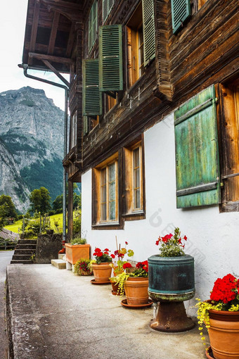 lauterbrunnen瑞士处女瑞士阿尔卑斯山脉村山房子窗口传统的百叶<strong>窗花</strong>锅