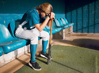 棒球体育板凳上女人运动员愤怒的思考<strong>游戏</strong>损失等待玩沮丧伤心垒球球员女孩抑郁情绪专业匹配<strong>失败</strong>
