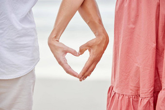 夫妇手心爱海滩在户外爱护理善良表情符号特写镜头快乐人保存日期的关系手指形状充满深情的浪漫信任婚姻