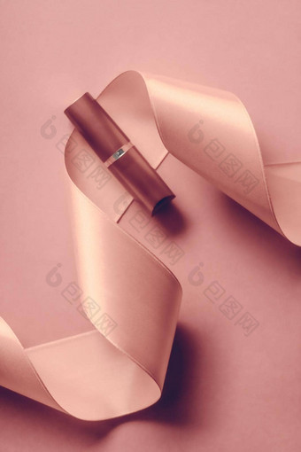 奢侈品口红丝绸丝带脸红粉红色的假期背景化妆化妆品平铺美品牌产品设计