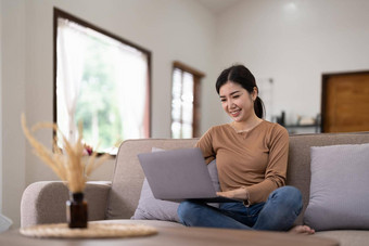 年轻的亚洲女人谈话聊天移动PC房子工作首页视频会议在线会议视频调用虚拟会议远程学习电子学习图片