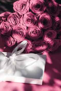 奢侈品假期丝绸礼物盒子花束玫瑰粉红色的背景浪漫的惊喜花生日情人节一天现在