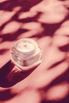保湿美脸奶油敏感的皮肤奢侈品水疗中心化妆品自然清洁护肤品产品玫瑰背景