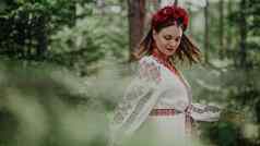 美丽的乌克兰女人跳舞冷杉森林喀尔巴阡山脉的山自然女孩传统的刺绣维希万卡衣服乌克兰自由少数民族国家服装