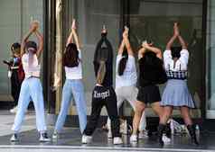 集团多民族年轻的女孩跳舞臀部跳街机组人员使显示城市的地方