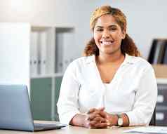 黑色的女人肖像快乐业务企业家微笑员工桌子上现代办公室启动年轻的非洲美国女专业工人职业生涯动机愿景幸福