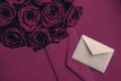爱信花交付情人节一天奢侈品花束玫瑰卡酒背景浪漫的假期设计