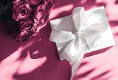 奢侈品假期丝绸礼物盒子花束玫瑰粉红色的背景浪漫的惊喜花生日情人节一天现在