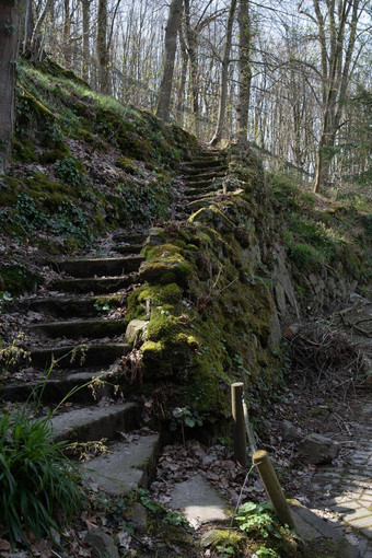 背景石头楼梯花岗岩墙覆盖绿色莫斯