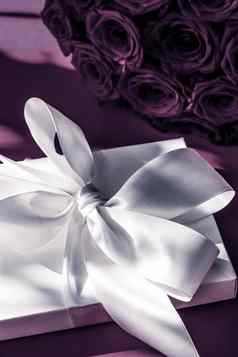 奢侈品假期丝绸礼物盒子花束玫瑰紫色的背景浪漫的惊喜花生日情人节一天现在