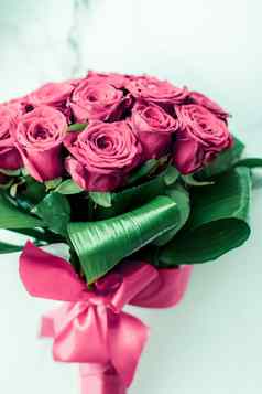 奢侈品花束粉红色的玫瑰大理石背景美丽的花假期爱现在情人节一天