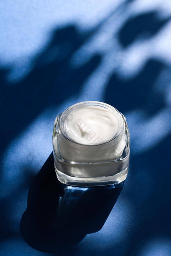 保湿美脸奶油敏感的皮肤奢侈品水疗中心化妆品自然清洁护肤品产品蓝色的背景