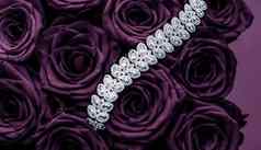 奢侈品钻石珠宝手镯紫色的玫瑰花爱礼物情人节一天珠宝品牌假期背景设计