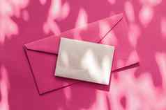 美品牌身份平铺模型设计业务卡信在线奢侈品品牌粉红色的影子背景