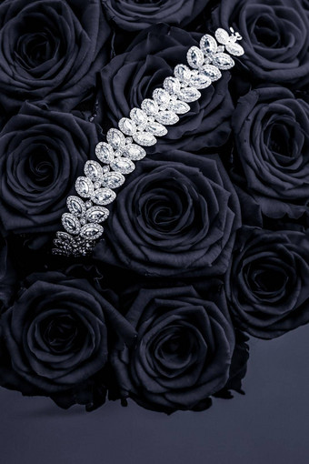 奢侈品钻石珠宝手镯黑色的玫瑰花爱礼物情人节一天珠宝品牌假期背景设计