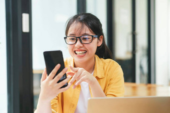 年轻的女人<strong>视频</strong>会议研究在线首页