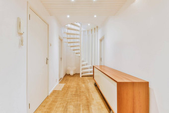 木楼梯宽敞的大厅公寓