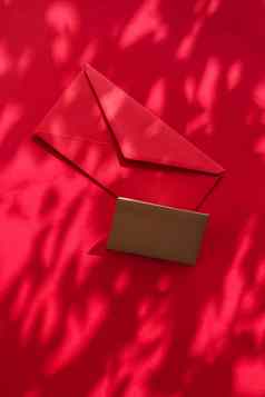 美品牌身份平铺模型设计业务卡信在线奢侈品品牌红色的影子背景