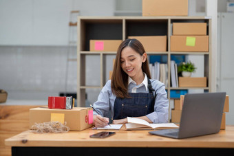 年轻的启动小业务企业家女人工作聪明的电话首页在线业务交付概念