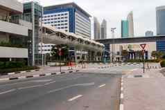 迪拜阿联酋多级停车人行桥穿越迪拜世界贸易中心城市