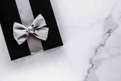奢侈品假期礼物银丝绸丝带弓大理石背景
