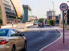 迪拜阿联酋行人穿越世界贸易中心地铁站城市
