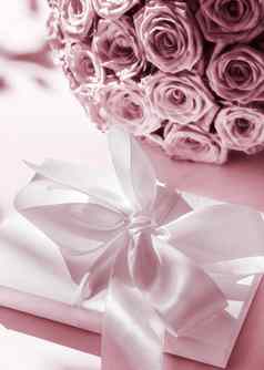 奢侈品假期丝绸礼物盒子花束玫瑰脸红粉红色的背景浪漫的惊喜花生日情人节一天现在