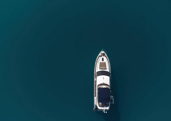 空中游艇平静海奢侈品巡航旅行视图白色船深蓝色的水空中视图丰富的游艇航行海夏天旅程奢侈品船