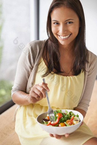 吃健康的秘密发光的肤色可爱的年轻的女人享受健康的沙拉
