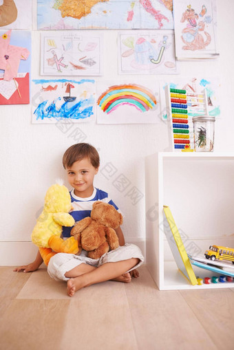 熊好友肖像可爱的男孩玩塞动物房间